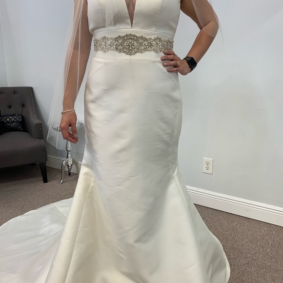 Wedding dress - Picture 3 of 8